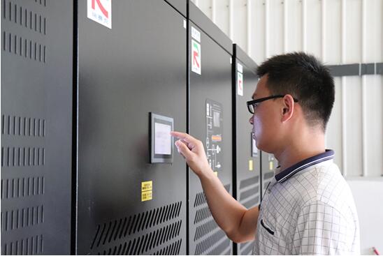圖為工作人員正在調(diào)試儲能電站