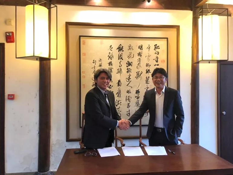 南都電源副總吳賢章（右）與輝能科技創辦人楊思枏（左）簽署協議