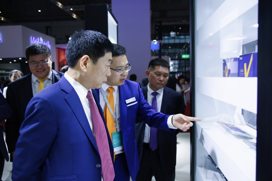 長城控股集團董事長魏建軍親臨蜂巢展臺 長城控股集團董事長魏建軍親臨蜂巢展臺