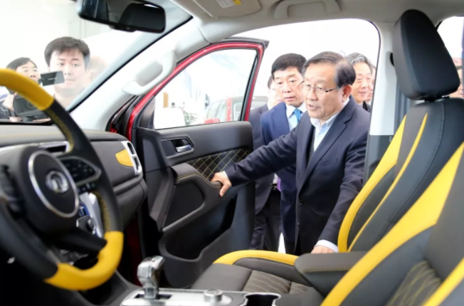 萬鋼副主席詳細體驗長城汽車全新高端皮卡 萬鋼副主席詳細體驗長城汽車全新高端皮卡