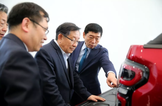 萬鋼副主席詳細體驗長城汽車全新高端皮卡 萬鋼副主席詳細體驗長城汽車全新高端皮卡