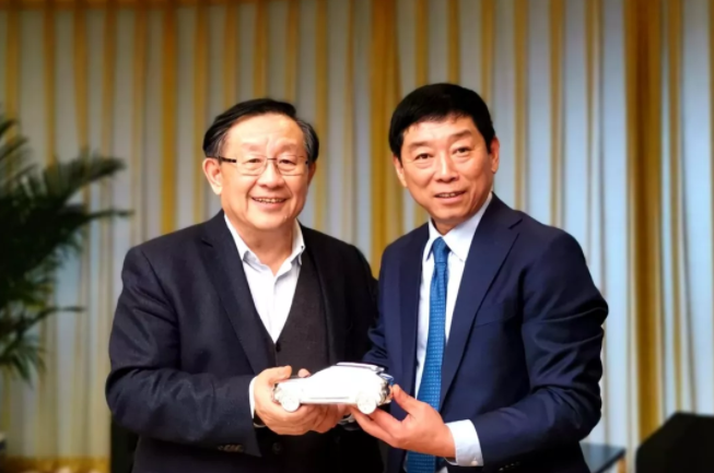 魏建軍董事長向萬鋼副主席贈送汽車模型