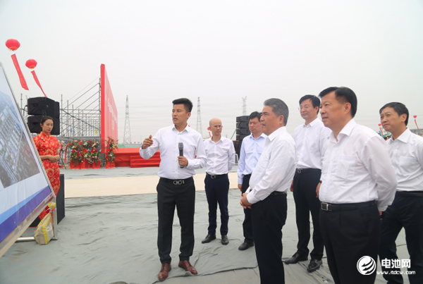 思派新能源總經理張生安向與會嘉賓介紹項目相關建設規劃 思派新能源總經理張生安向與會嘉賓介紹項目相關建設規劃