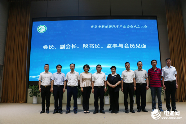 青島市新能源汽車產(chǎn)業(yè)協(xié)會成立大會現(xiàn)場 青島市新能源汽車產(chǎn)業(yè)協(xié)會成立大會現(xiàn)場