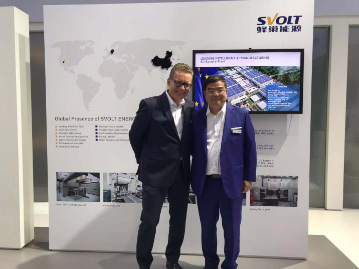 知名經理人吳愷威（左一）加盟蜂巢能源任歐洲區總裁