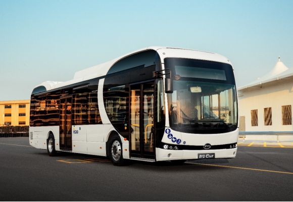 比亞迪12米純電動大巴 圖片來源：企業供圖