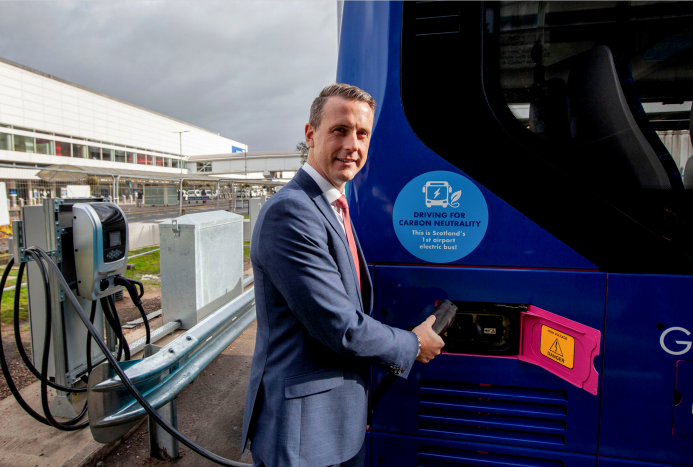 格拉斯哥機(jī)場總經(jīng)理馬克?約翰斯頓(Mark Johnston)在交付現(xiàn)場 圖片來源:企業(yè)供圖 格拉斯哥機(jī)場總經(jīng)理馬克?約翰斯頓(Mark Johnston)在交付現(xiàn)場 圖片來源:企業(yè)供圖