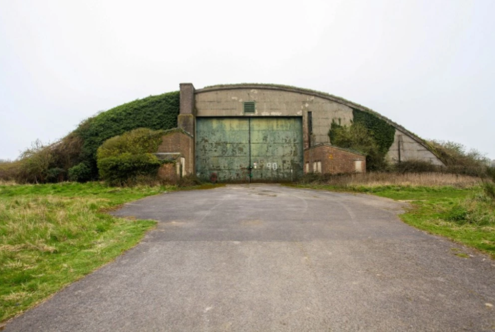 第二次世界大戰(zhàn)的紀(jì)念物（如機(jī)庫）仍然保留在前皇家空軍基地中，戴森公司在那里研發(fā)其電動(dòng)汽車原型