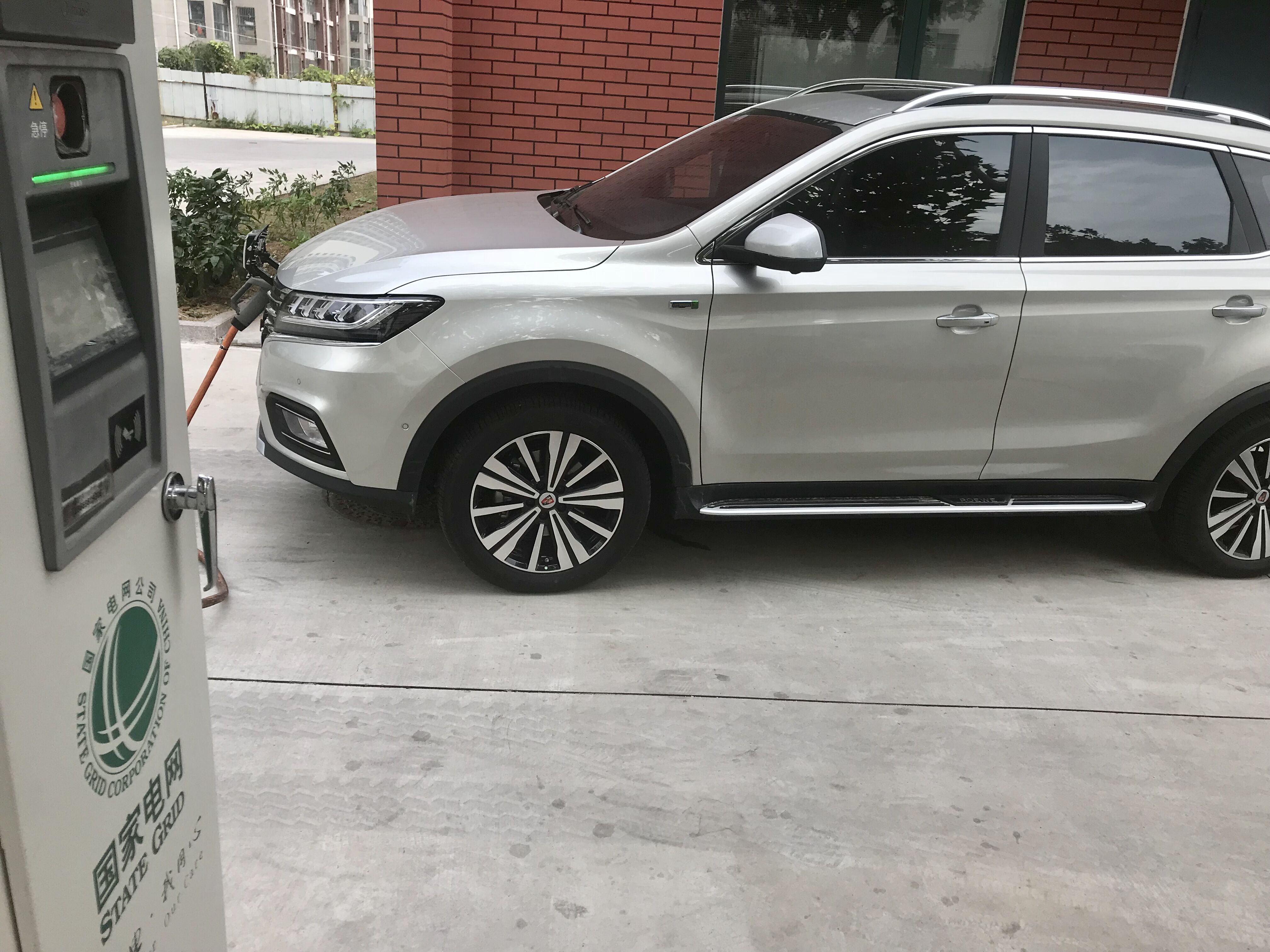 上汽榮威ERX5 純電動SUV在國家電網(wǎng)充電樁充電