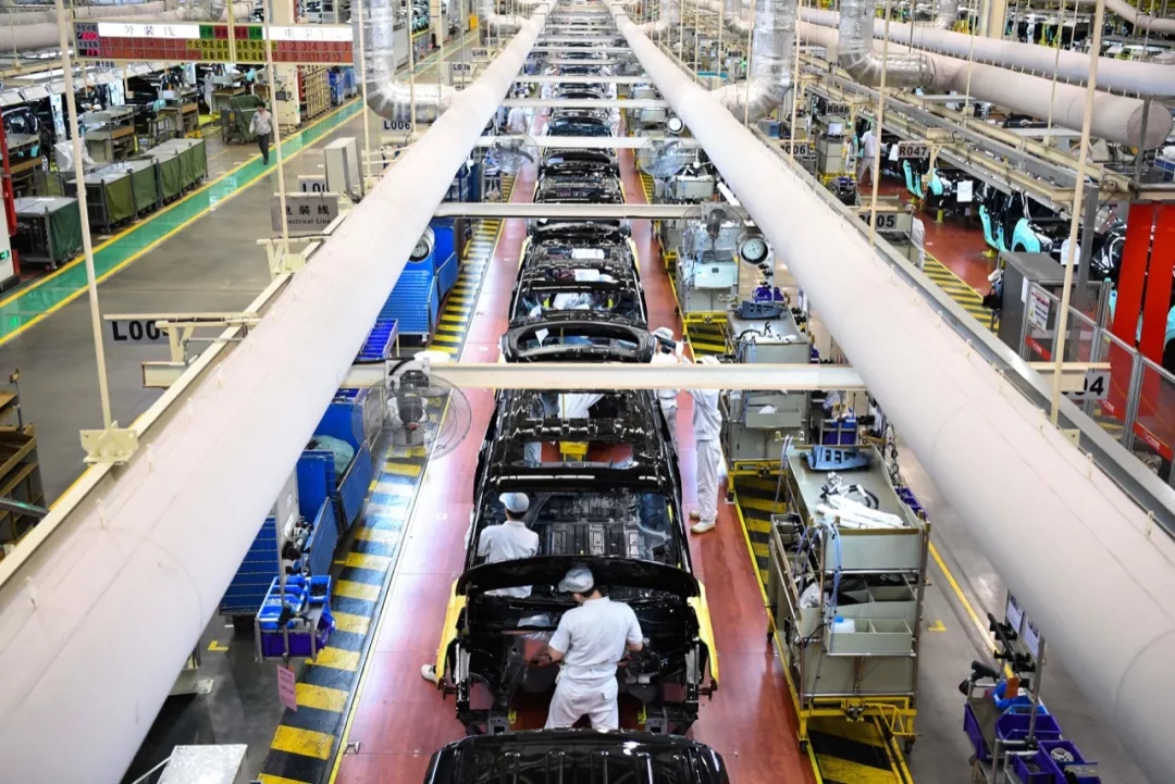 工作人員在汽車生產(chǎn)線上作業(yè) 工作人員在汽車生產(chǎn)線上作業(yè)