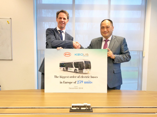 Keolis荷蘭分公司首席執行官Frank Janssen（左）和比亞迪歐洲有限責任公司總經理何一鵬（右）出席簽約儀式