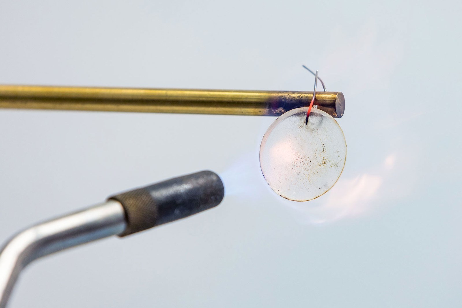 圖示：新型電池核心的電解質(zhì)是鋰鹽和一種不會著火或爆炸的軟塑料材料聚合物。新浪科技原文配圖