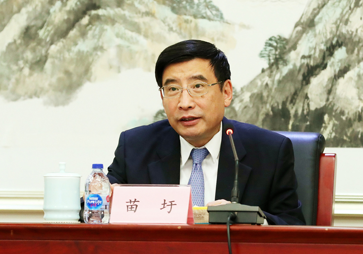 工業(yè)和信息化部部長(zhǎng)苗圩 圖片來(lái)源:工業(yè)和信息化部網(wǎng)站 工業(yè)和信息化部部長(zhǎng)苗圩 圖片來(lái)源:工業(yè)和信息化部網(wǎng)站