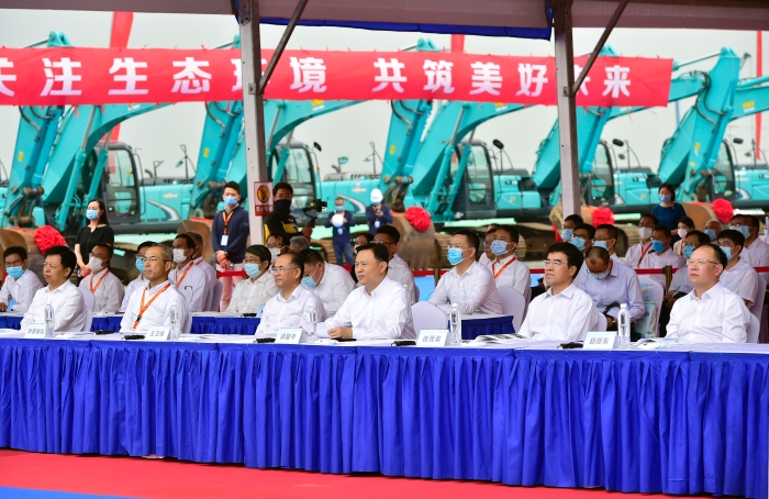 該項目的啟動,標志著中國一汽與豐田汽車新能源戰(zhàn)略全面落地,是一汽豐田堅持科技創(chuàng)新、實現(xiàn)轉(zhuǎn)型跨越式發(fā)展的實踐與努力成果。天津市委常委、濱海新區(qū)區(qū)委書記連茂君,天津市副市長王衛(wèi)東,中國一汽董事長、黨委書記徐留平,中國一汽黨委常委、副總經(jīng)理邱現(xiàn)東,豐田汽車公司執(zhí)行董事、中國本部長上田達郎,以及一汽豐田總經(jīng)理柴川早人,一汽豐田黨委書記、常務(wù)副總經(jīng)理黃勇,新聞媒體及經(jīng)銷商、建設(shè)者、一汽豐田員工代表等嘉賓分別通過現(xiàn)場出席和視頻出席的方式,共同見證了一汽豐田新能源分公司項目的正式啟動。 現(xiàn)場出席啟動儀式的領(lǐng)導(dǎo)和嘉賓 該項目的啟動,標志著中國一汽與豐田汽車新能源戰(zhàn)略全面落地,是一汽豐田堅持科技創(chuàng)新、實現(xiàn)轉(zhuǎn)型跨越式發(fā)展的實踐與努力成果。天津市委常委、濱海新區(qū)區(qū)委書記連茂君,天津市副市長王衛(wèi)東,中國一汽董事長、黨委書記徐留平,中國一汽黨委常委、副總經(jīng)理邱現(xiàn)東,豐田汽車公司執(zhí)行董事、中國本部長上田達郎,以及一汽豐田總經(jīng)理柴川早人,一汽豐田黨委書記、常務(wù)副總經(jīng)理黃勇,新聞媒體及經(jīng)銷商、建設(shè)者、一汽豐田員工代表等嘉賓分別通過現(xiàn)場出席和視頻出席的方式,共同見證了一汽豐田新能源分公司項目的正式啟動。 現(xiàn)場出席啟動儀式的領(lǐng)導(dǎo)和嘉賓