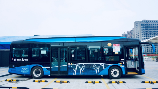 領(lǐng)航新時(shí)代綠色公交 首批全新比亞迪純電動(dòng)客車(chē)投運(yùn)深圳