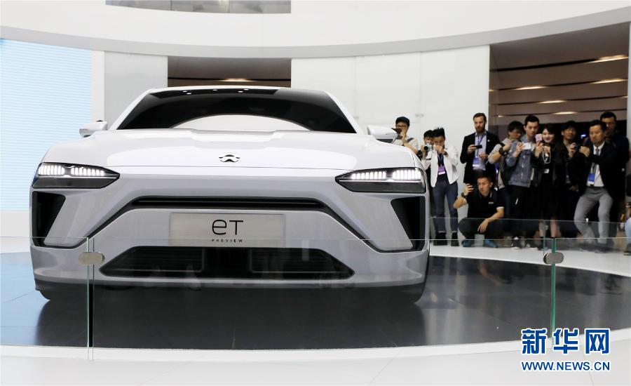 第18屆上海國(guó)際汽車工業(yè)展覽會(huì)上，人們?cè)谟^看蔚來汽車展出的純電動(dòng)轎車產(chǎn)品系列eT預(yù)覽版。新華社記者 方喆 攝