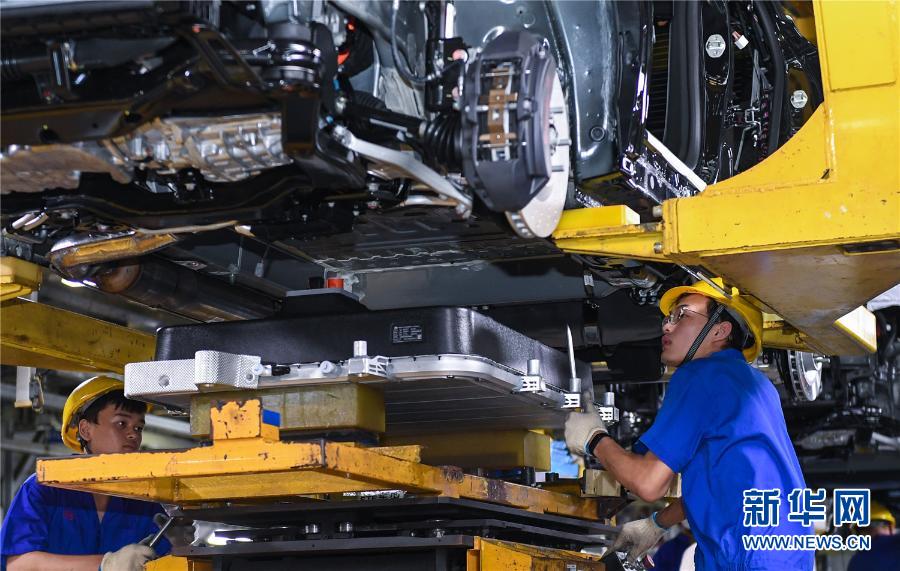 在深圳比亞迪總部，工人為新能源汽車安裝電池。新華社記者 毛思倩 攝