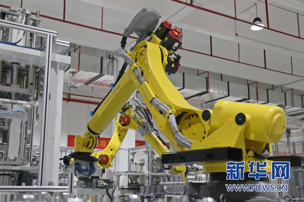 廠區內的機械臂。新華網發（郭思云 攝）