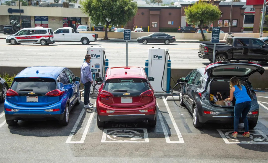 拜登推出千億美元電動汽車計劃  要與中國一較高下？