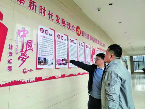 贛鋒鋰業(yè)黨總支書記黃韶勇(左)向記者介紹黨建工作有關(guān)情況 贛鋒鋰業(yè)黨總支書記黃韶勇(左)向記者介紹黨建工作有關(guān)情況