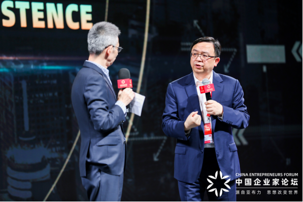 圖注：主持人問答環(huán)節(jié)，蔣昌建對話王傳福