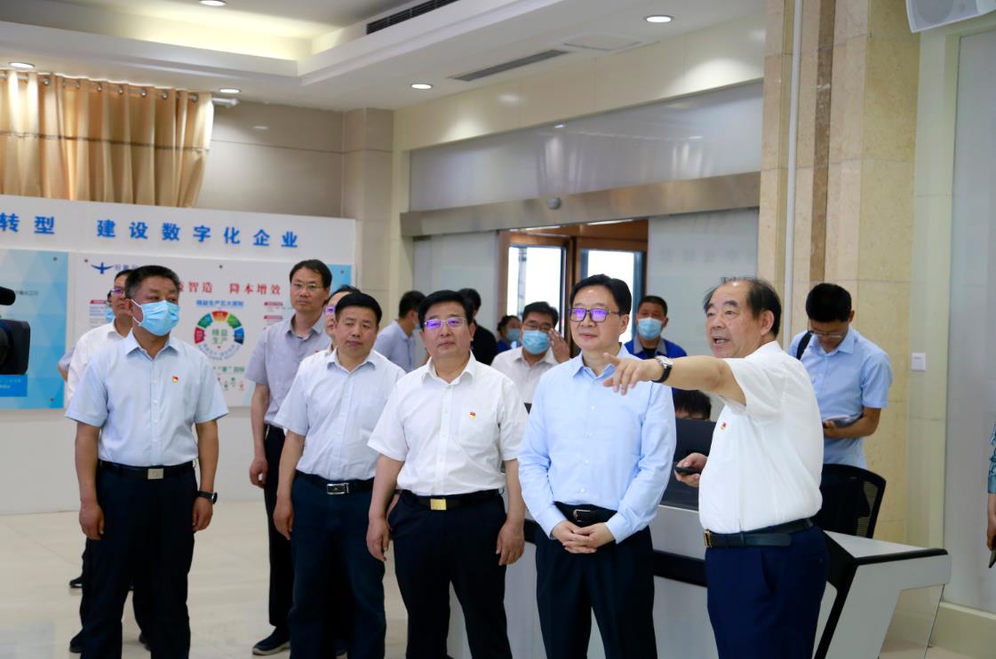 河南省委常委、常務(wù)副省長周霽一行到多氟多調(diào)研指導(dǎo)工作