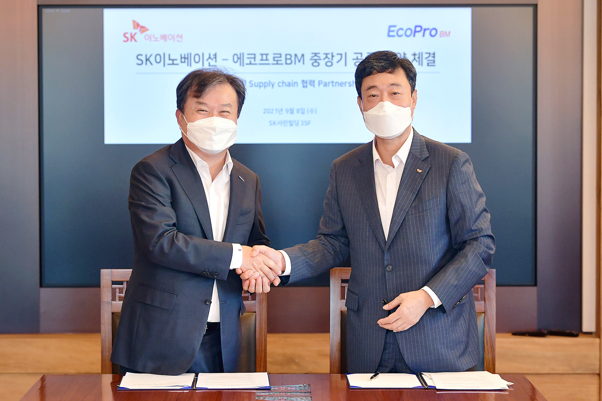 圖/SK創(chuàng)新電池業(yè)務(wù)Jee Dong-seob和Ecopro董事長(zhǎng)李東徹 圖/SK創(chuàng)新電池業(yè)務(wù)Jee Dong-seob和Ecopro董事長(zhǎng)李東徹