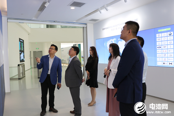 中關(guān)村新型電池技術(shù)創(chuàng)新聯(lián)盟秘書長于清教一行參觀考察海克斯康制造智能