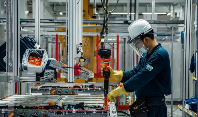 北京奔馳國產新一代電池下線 北京奔馳國產新一代電池下線