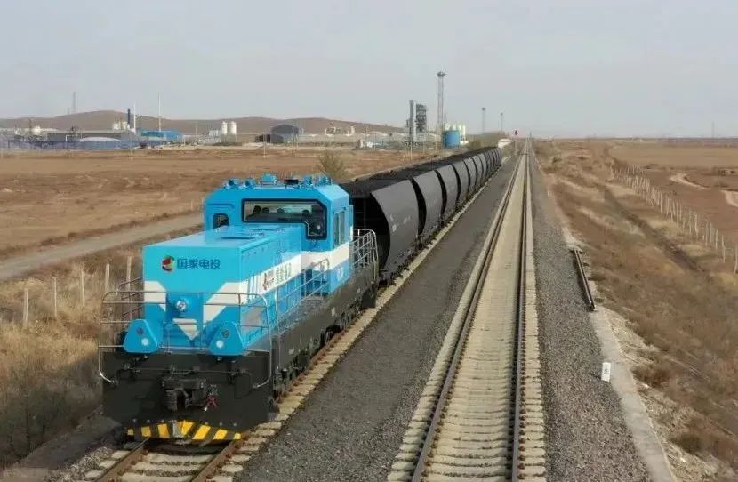 中國首臺氫燃料電池混合動力機車安全運行突破2萬公里 中國首臺氫燃料電池混合動力機車安全運行突破2萬公里