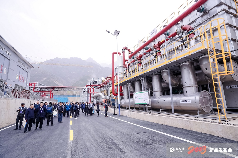 與會嘉賓參觀考察廢氣治理產線 與會嘉賓參觀考察廢氣治理產線