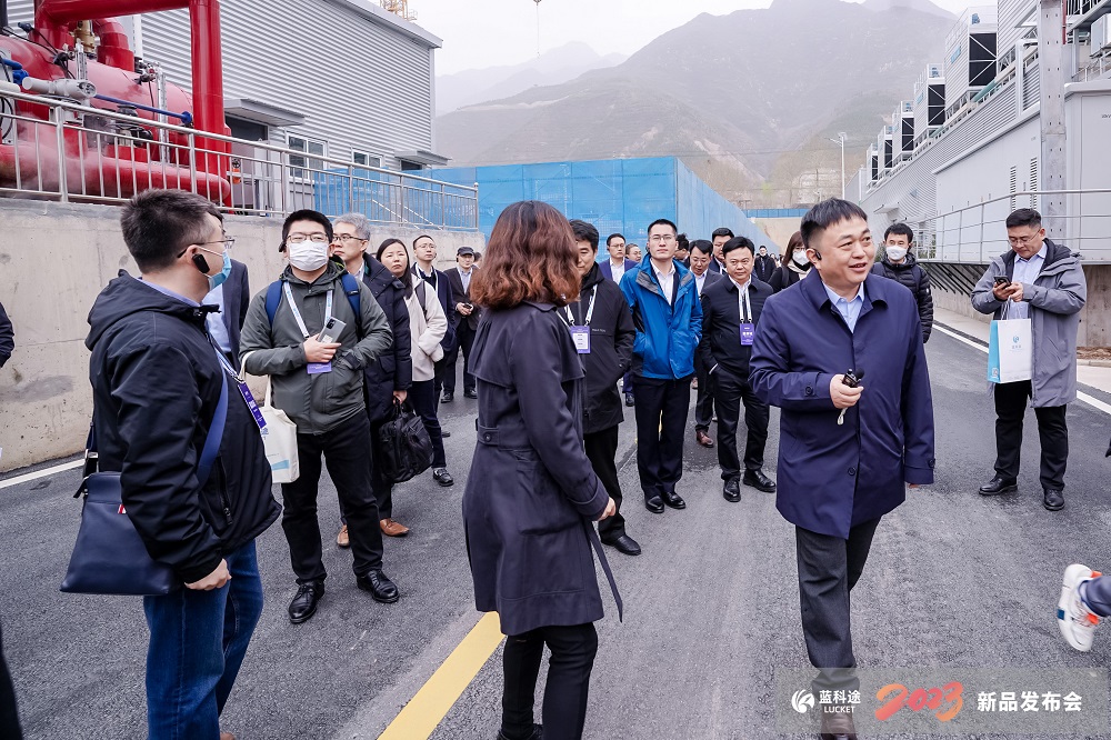 與會嘉賓參觀考察廢氣治理產線 與會嘉賓參觀考察廢氣治理產線