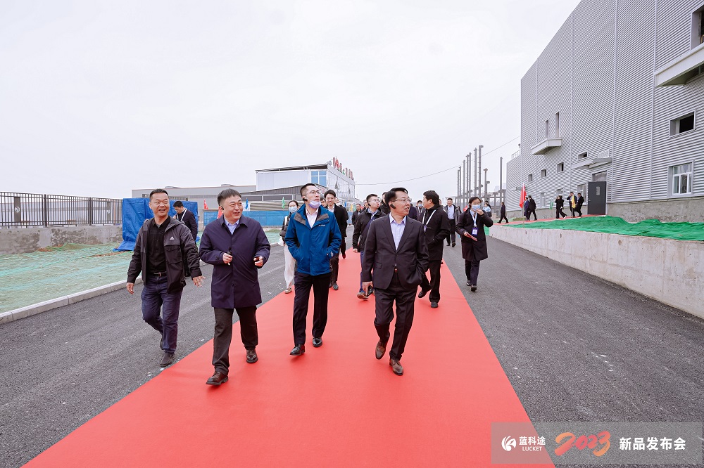 與會嘉賓參觀考察隔膜產線 與會嘉賓參觀考察隔膜產線