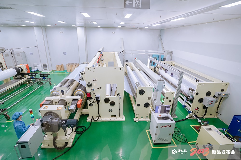 與會嘉賓參觀考察隔膜產線 與會嘉賓參觀考察隔膜產線