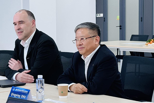 福斯中國CTO Kris Van Gasse(左)和福斯中國首席執行官朱慶平(右) 福斯中國CTO Kris Van Gasse(左)和福斯中國首席執行官朱慶平(右)