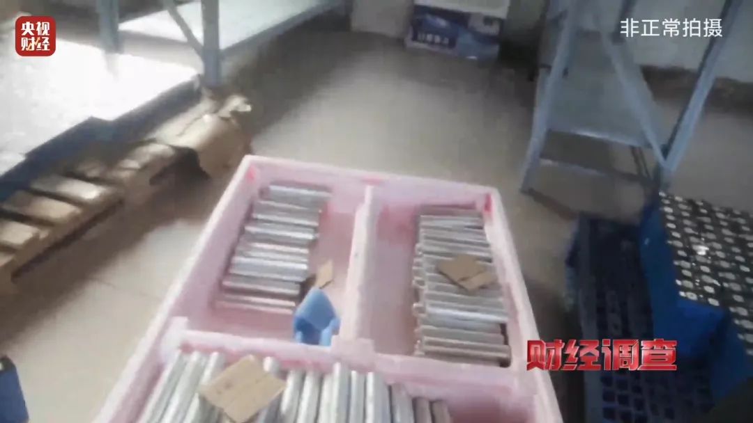 巨大安全隱患！“三無(wú)”鋰電池黑作坊，竟藏身居民樓！記者調(diào)查現(xiàn)場(chǎng)，突然起火→