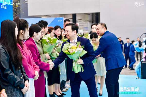 比亞迪總裁王傳福為元UP車主交車,這波車主排面拉滿! 比亞迪總裁王傳福為元UP車主交車,這波車主排面拉滿!