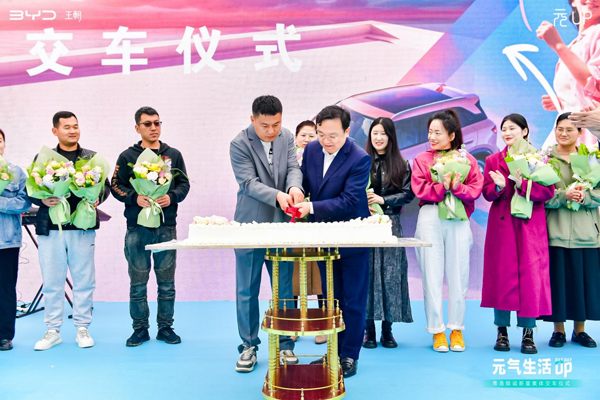 比亞迪總裁王傳福為元UP車主交車,這波車主排面拉滿! 比亞迪總裁王傳福為元UP車主交車,這波車主排面拉滿!