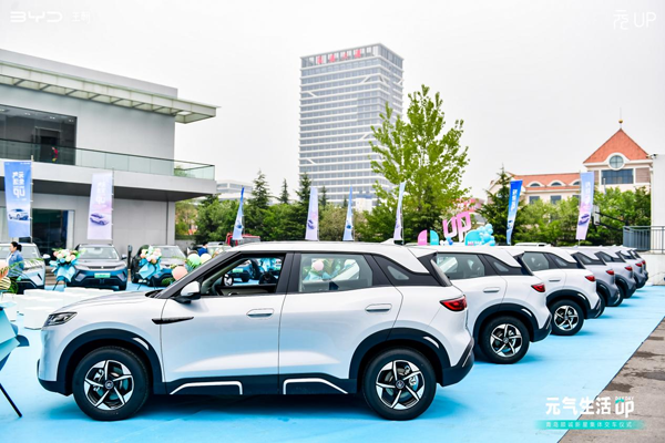 比亞迪總裁王傳福為元UP車主交車,這波車主排面拉滿! 比亞迪總裁王傳福為元UP車主交車,這波車主排面拉滿!