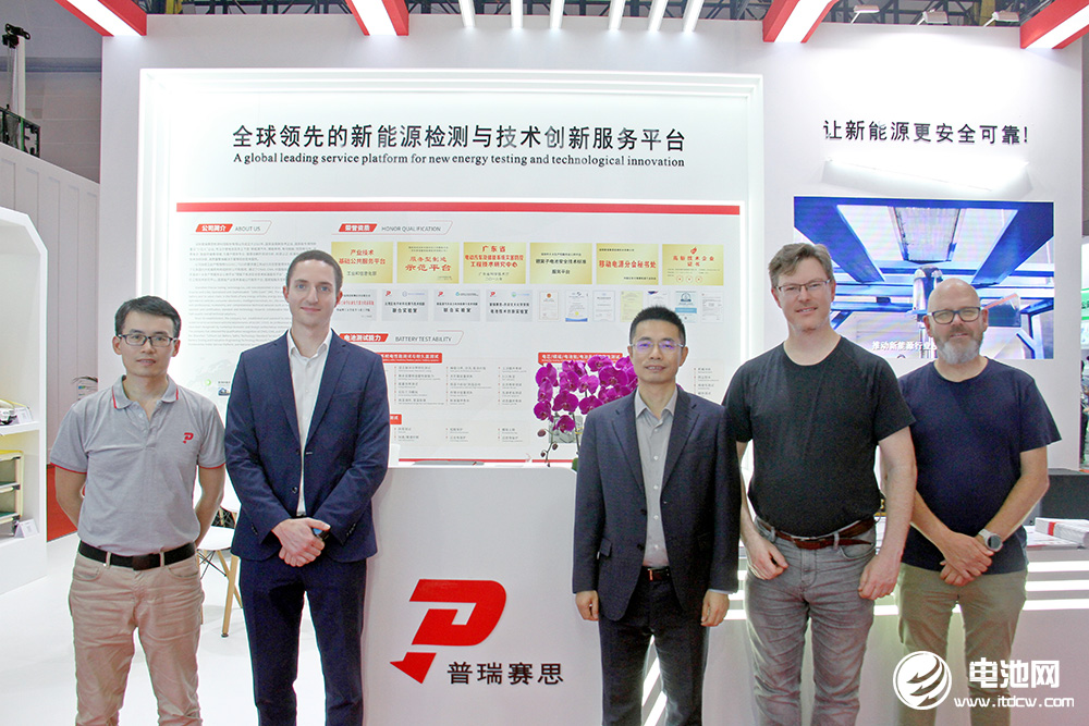 普瑞賽思董事長兼總經理許輝勇(左三) 普瑞賽思董事長兼總經理許輝勇(左三)