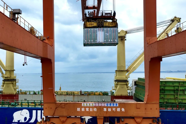 比亞迪旗下92個(gè)鋰電池儲(chǔ)能柜出海 目的地英國(guó)