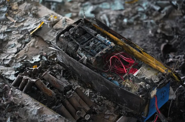 靜靜堆放的鋰電池也會爆炸？廣東佛山一電池廠燒了……