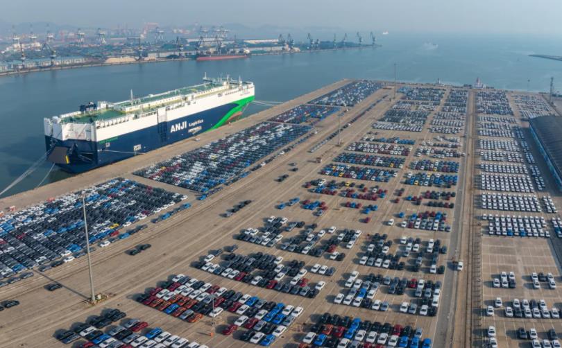 2024年12月25日,山東煙臺港碼頭大量的新能源汽車出口,正加緊裝船。圖片來源:央視新聞 2024年12月25日,山東煙臺港碼頭大量的新能源汽車出口,正加緊裝船。圖片來源:央視新聞