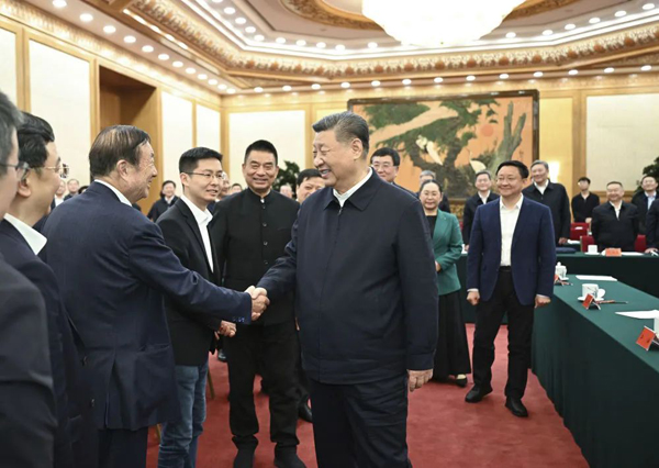 2月17日，中共中央總書記、國家主席、中央軍委主席習近平在京出席民營企業座談會并發表重要講話。這是習近平同民營企業負責人親切交流。 新華社記者 李學仁 攝