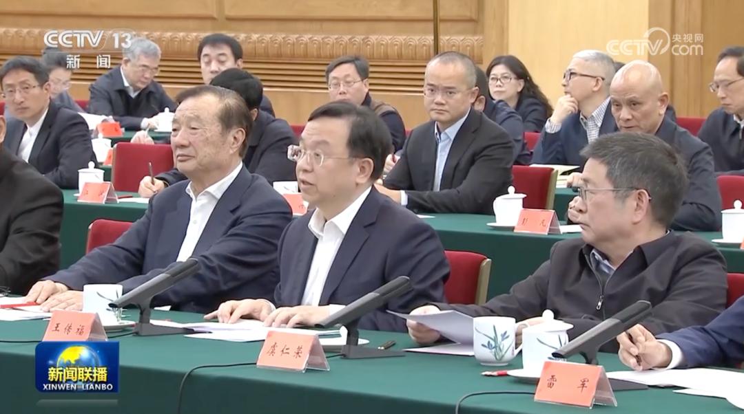 左起第二位為比亞迪董事長王傳福 圖片來源：央視新聞